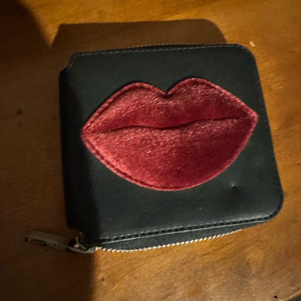 Kendall & Kylie Lip Wallet - Picture 4 of 5